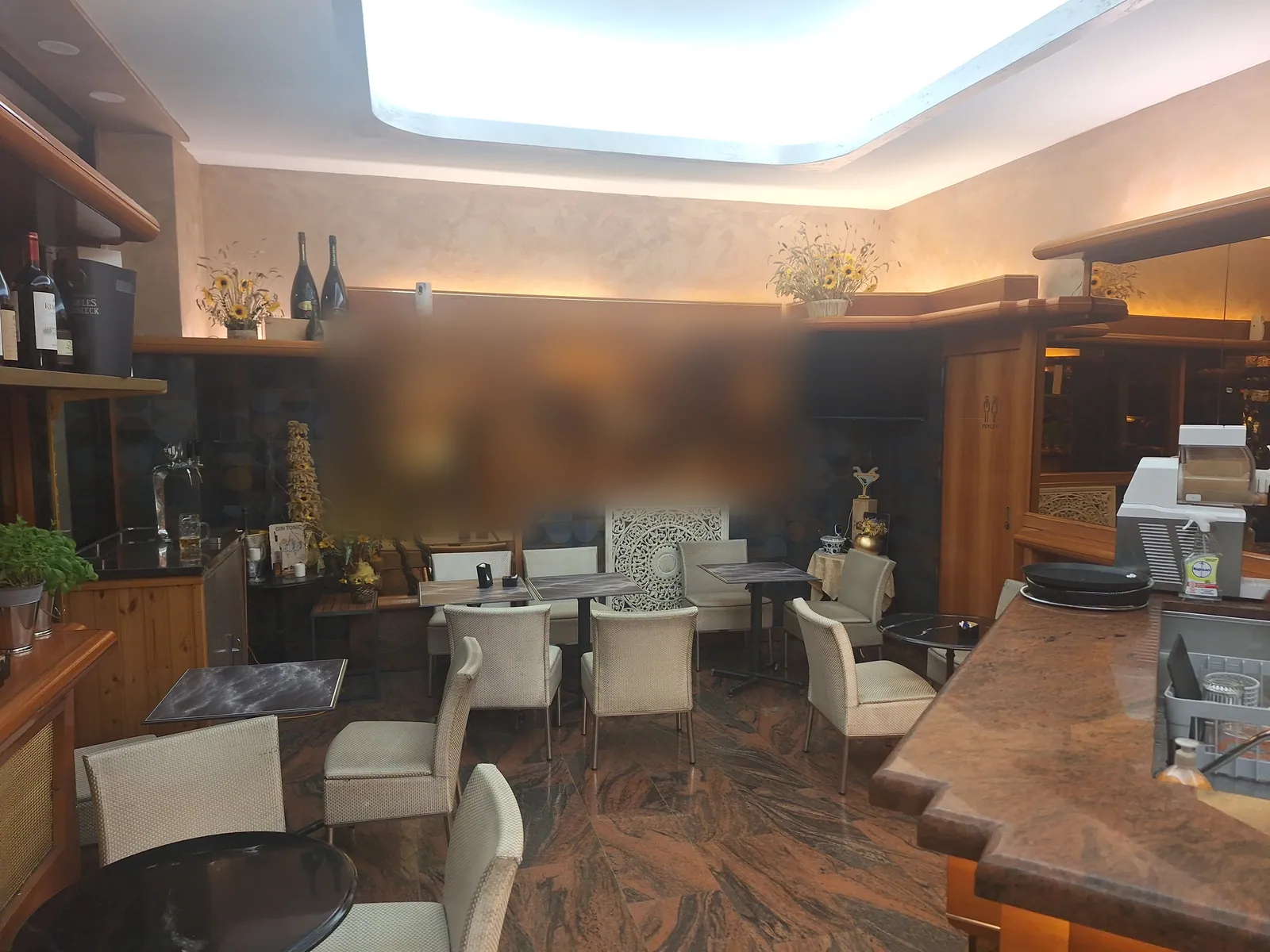 La sala con i tavolini e le poltroncine chiare