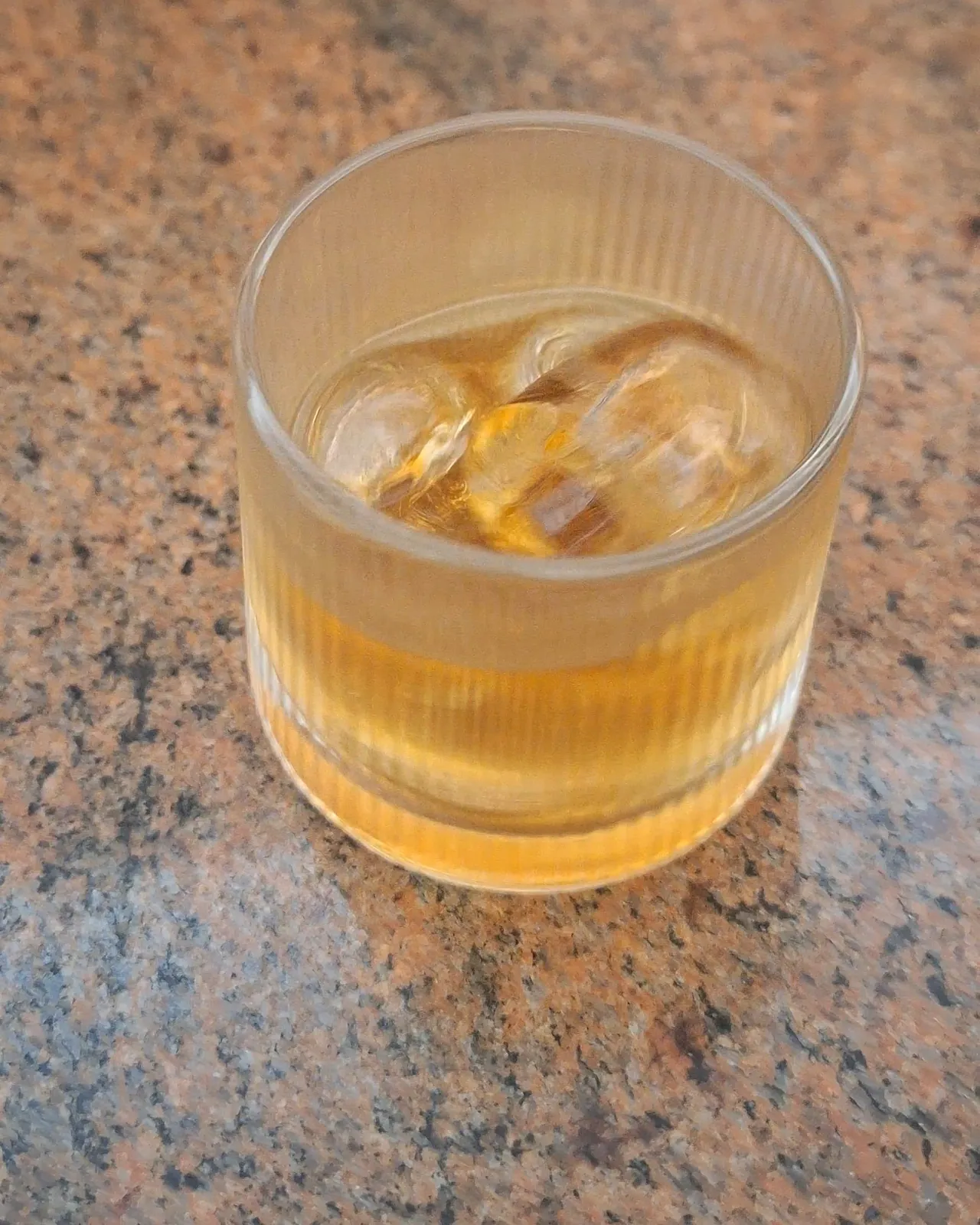Un cocktail di Artur con il ghiaccio, sul bancone