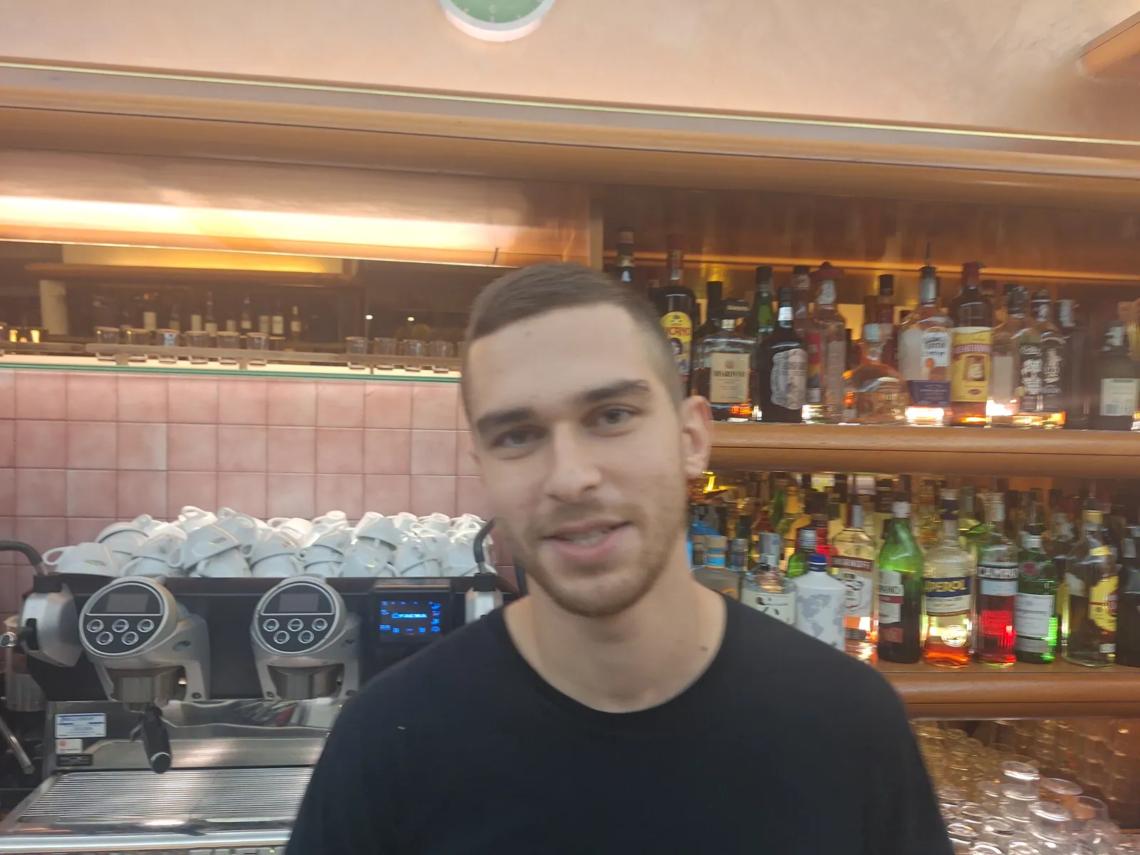 Artur, il titolare, dietro il bancone
